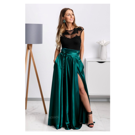 Smaragdová saténová sukně s rozparkem