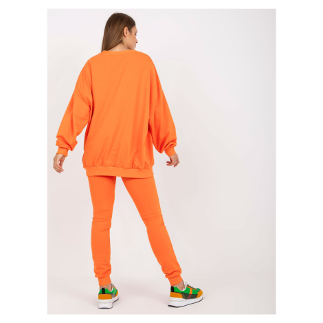 Oranžová tepláková souprava s nášivkami Fashionhunters