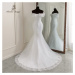 Pouzdrové šaty s krajkou pro nevěstu