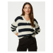 Krémovo-černý dámský pruhovaný svetr s véčkovým výstřihem Marks & Spencer