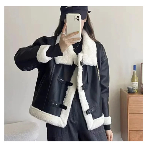 Dámská kožená bunda s kožíškem a opasky