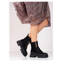 Pěkné černé dámské kotníčkové boty na plochém podpatku
