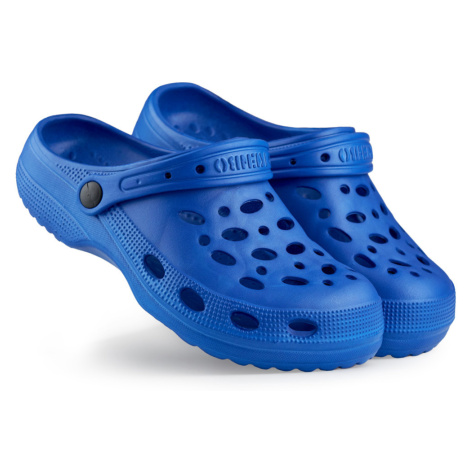 Námořnicky modré pantofle Crocs na zahradu