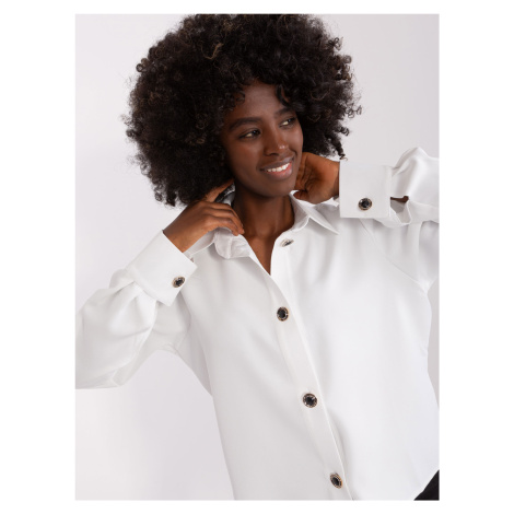 Klasická dámská elegantní košile v barvě ecru s ozdobnými knoflíky - LAKERTA