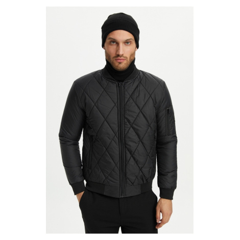 River Club Men's Black Waterproof And Windproof Quilted Patterned Jacket