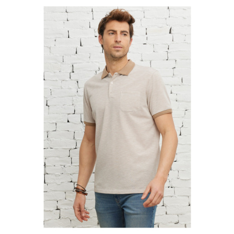 ALTINYILDIZ CLASSICS Pánské béžovo-bílé tričko Comfort Fit s volným polo límečkem a kapsou. AC&Co / Altınyıldız Classics