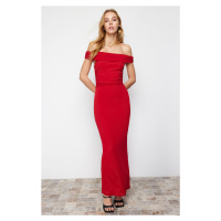 Trendyol Červené Maxi Přiléhavé Šaty s Carmen Límcem z Pružného Pleteného Materiálu