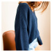 Modrý svetr s výstřihem do V – one size