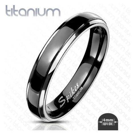 Prsten z titanu - hladká obroučka s vystupujícím černým středem a okraji ve stříbrné barvě, 4 mm Šperky eshop