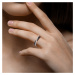 Stříbrný prsten s propletením zdobený kamínky
