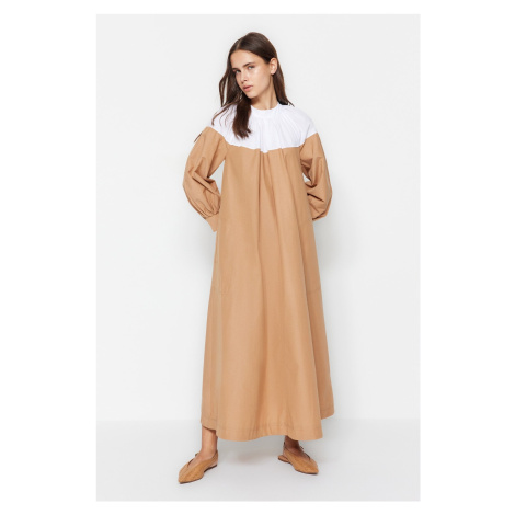 Trendyol Camel Color Block Shromažďování a detail kapsy Bavlněné tkané šaty se širokým střihem