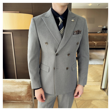 Módní třídílný pánský oblek s dvouřadým sakem a vestou