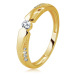 Prsten z 9K zlata - kulatý zirkon v zaobleném výřezu, ramena zdobená linií zirkonů