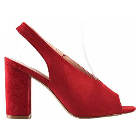 červené sandálky na sloupku