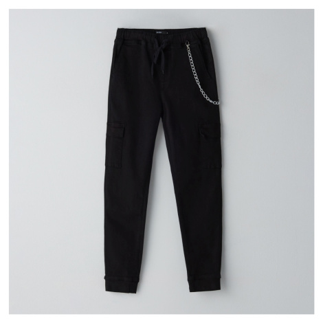 Cropp - Kalhoty cargo joggers s ozdobným řetízkem - Černý