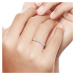 Minimalistický prsten z bílého zlata zdobený diamanty Listese