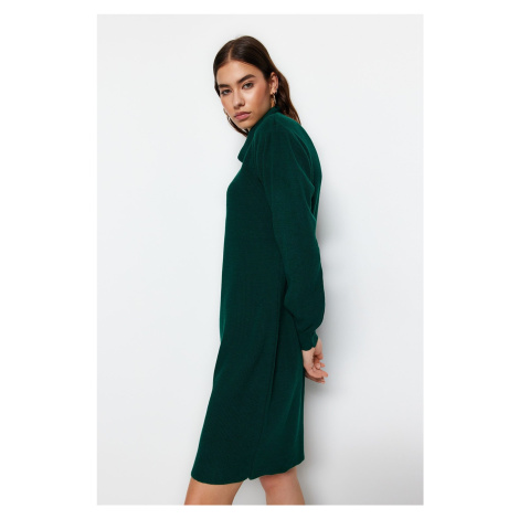 Trendyol Smaragdově zelené Mini pletené šaty s rolákem