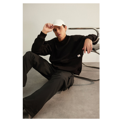 Trendyol Limited Edition Black Oversize/Wide-Fit Labeled Fleece Long Sleeve Sweatshirt