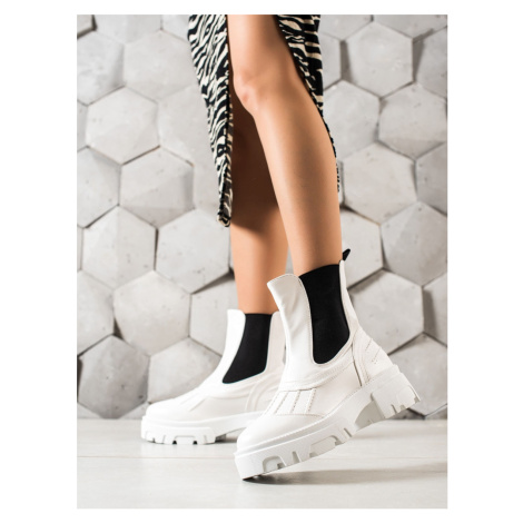 Designové bílé dámské kotníčkové boty na plochém podpatku Seastar
