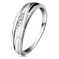 Briliantový prsten z bílého 14K zlata, zvlněné linie ramen, tři čiré diamanty