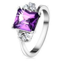 Lesklý prsten se stříbrnou barvou, obdélníkový fialový zirkon, drobné zirkonky