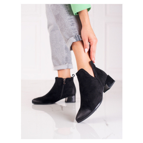 Praktické černé dámské kotníčkové boty na plochém podpatku VINCEZA