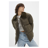 Trendyol Khaki Oversize límec plyšový detailní péřový kabát