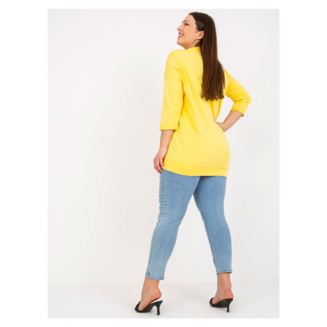 Žlutá dlouhá halenka větší velikosti s kapsou Fashionhunters