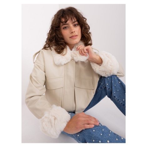 Světle béžová dámská zimní bunda s kapsami Fashionhunters