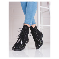 Klasické dámské černé kotníčkové boty na plochém podpatku