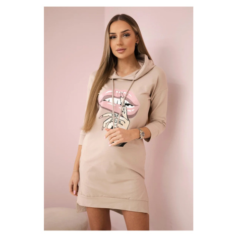 Kesi Šaty s delšími zády a barevným khaki potiskem Barva: Béžová