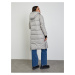 Světle šedý dámský prošívaný dlouhý zimní kabát s kapucí ZOOT.lab Gizela