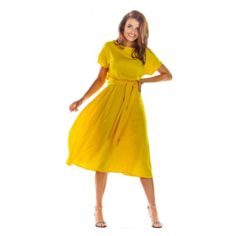 Elegantní dámské šaty žluté barvy na léto