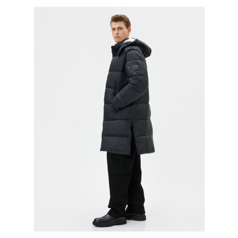 Koton dlouhý péřový kabát s kapucí, zipem, potiskem na zádech a kapsami