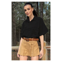 Trend Alaçatı Stili dámská černá lněná košile s dvojitou kapsou a krátkým rukávem