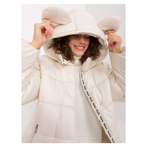 Světle béžová prošívaná zimní bunda s kapucí Fashionhunters