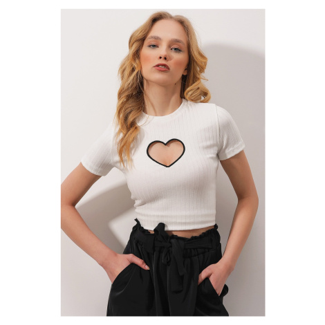 Trend Alaçatı Stili Women's White Crew Neck Heart Embroidery Half Sleeves Wide Corduroy Crop Top