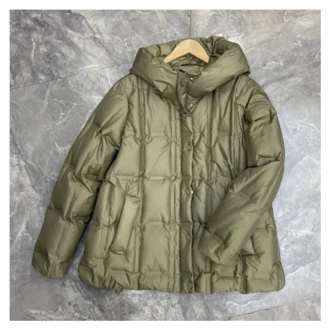 Krátká dámská bunda s kapucí a knoflíky