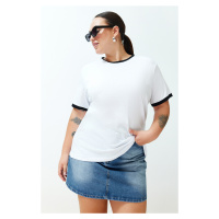 Trendyol Curve Bílý T-shirt s barevnými bloky a detaily v boyfriend stylu