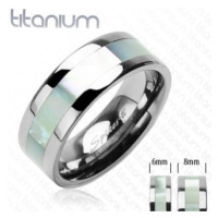 Titanový prsten stříbrné barvy s perleťovým pruhem uprostřed