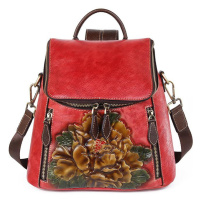 Kožený batoh ve stylu vintage s našitou květinou