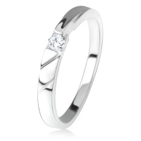 Lesklý prsten, čirý zirkon uprostřed, ozdobné výřezy, stříbro 925