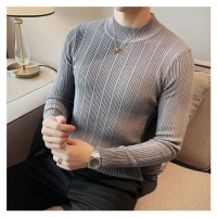 Pruhovaný pánsky sveter so stojatým golierom
