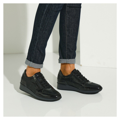 Tenisky z lakované kůže, na klínové podrážce, certifikát LWG Blancheporte