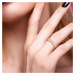 Elegantní prsten s diamantovou vložkou Listese