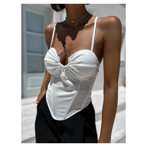Bílý elegantní top BETSYSE s průstřihem