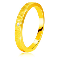 Prsten ze žlutého 14K zlata - jemné ozdobné zářezy, čirý zirkon, 1,3 mm