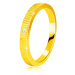 Prsten ze žlutého 14K zlata - jemné ozdobné zářezy, čirý zirkon, 1,3 mm