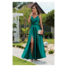 Smaragdové lesklé šaty s rozparkem