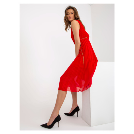 Červené midi šaty plisované viskózou Fashionhunters